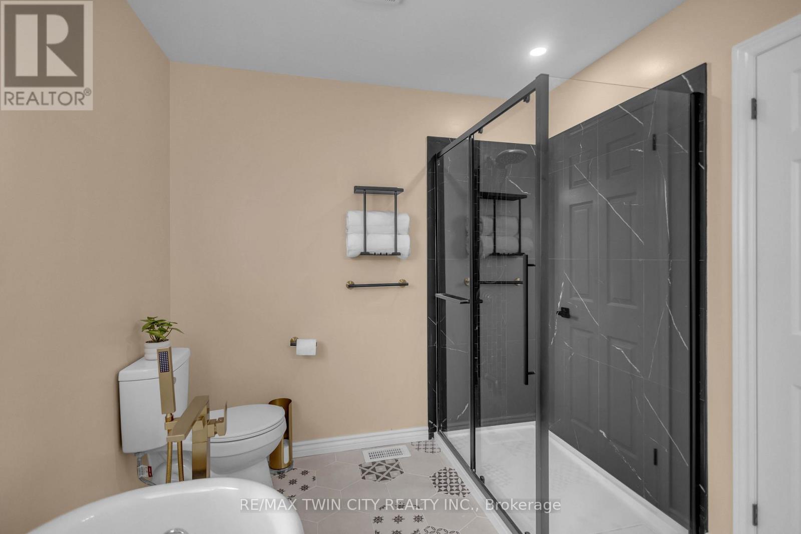 4 DOWDEN AVENUE - 23