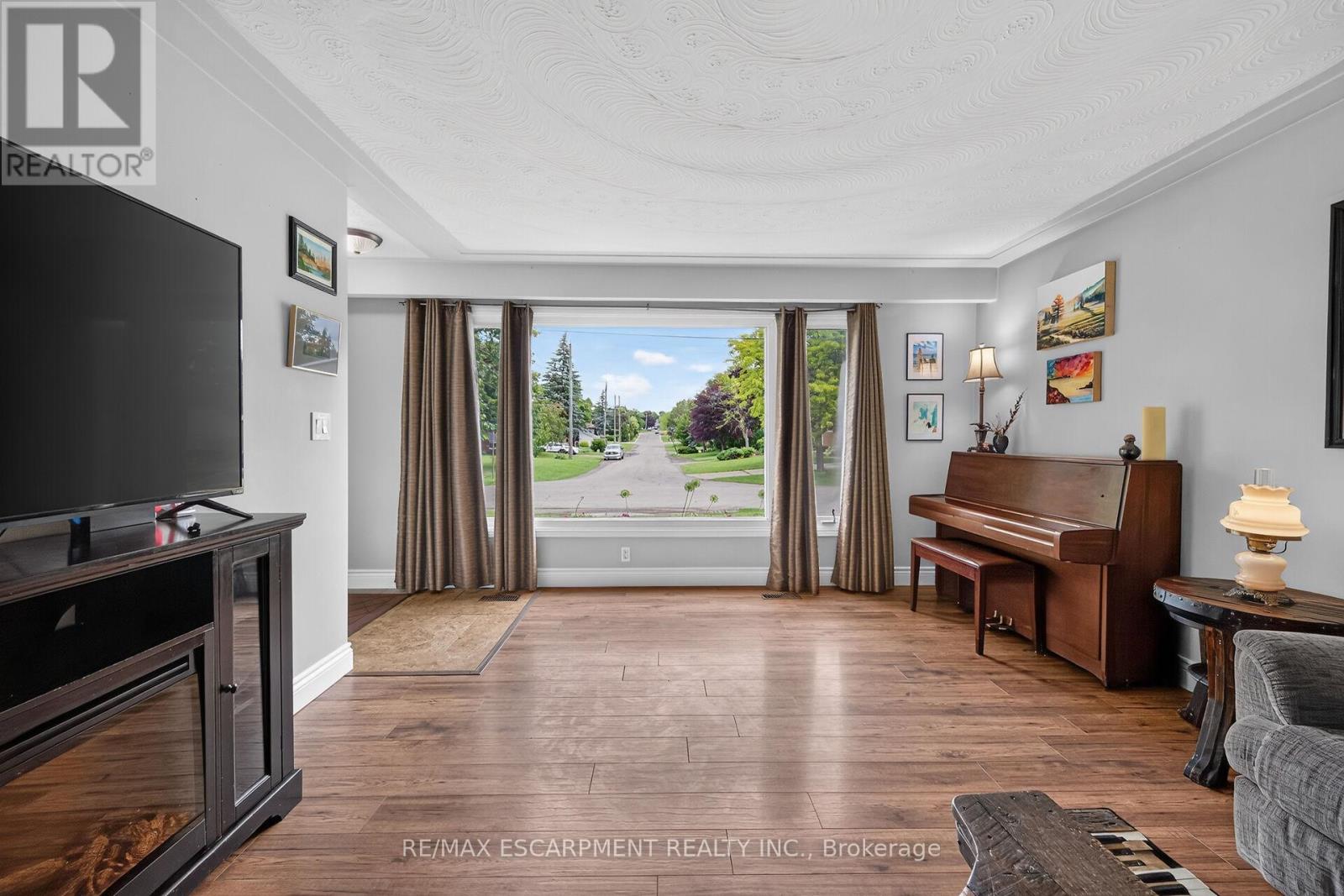 251 MACKENZIE CRESCENT - 10