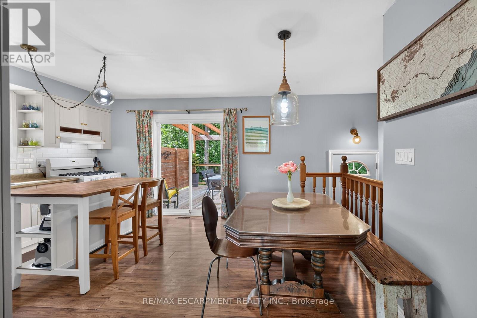 251 MACKENZIE CRESCENT - 11