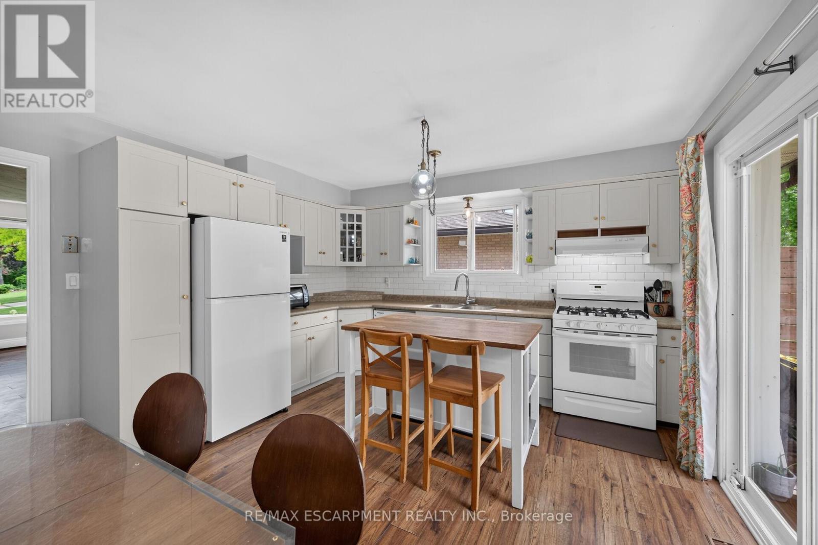251 MACKENZIE CRESCENT - 13