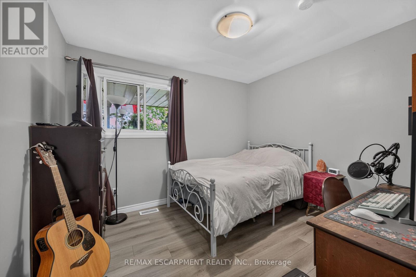 251 MACKENZIE CRESCENT - 23