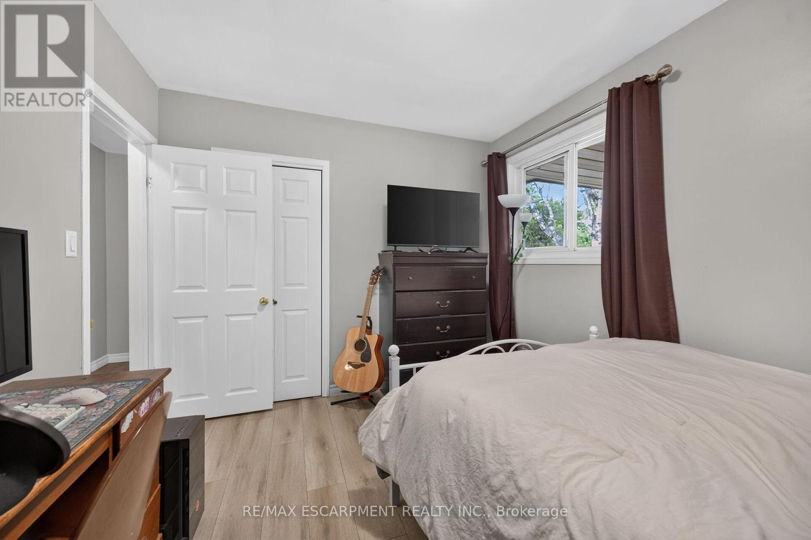 251 MACKENZIE CRESCENT - 24