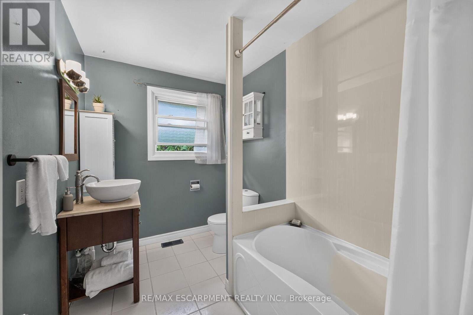 251 MACKENZIE CRESCENT - 25