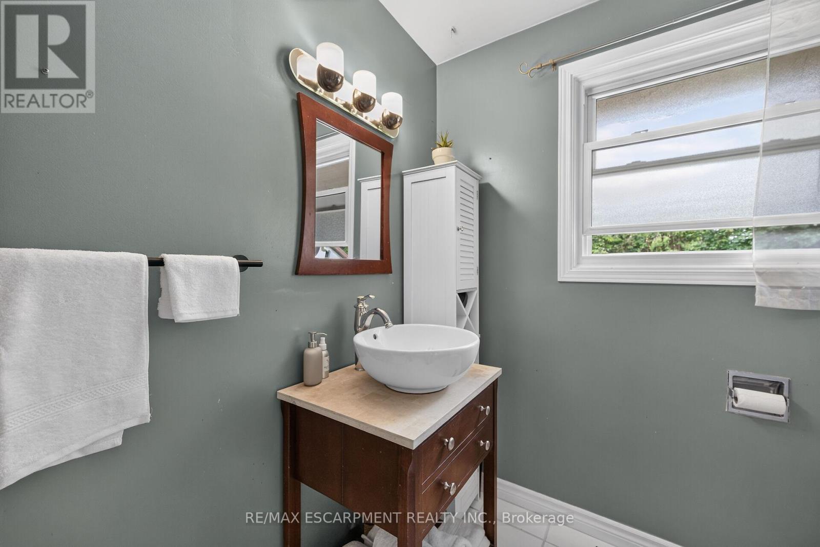 251 MACKENZIE CRESCENT - 26