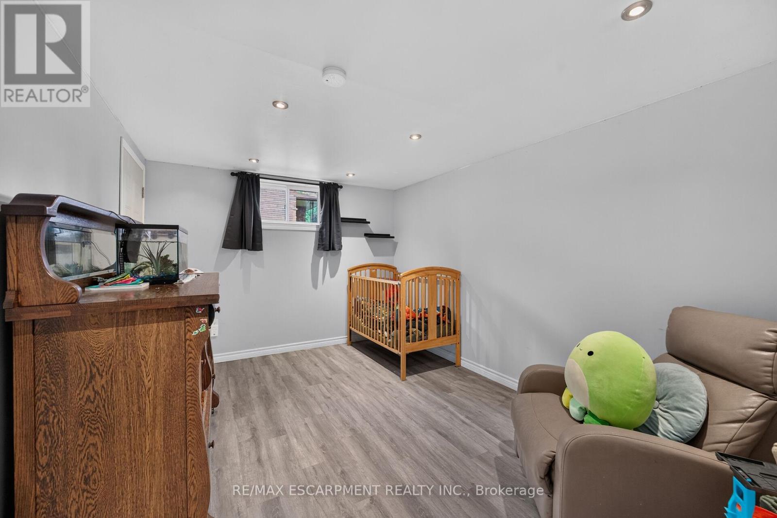 251 MACKENZIE CRESCENT - 33