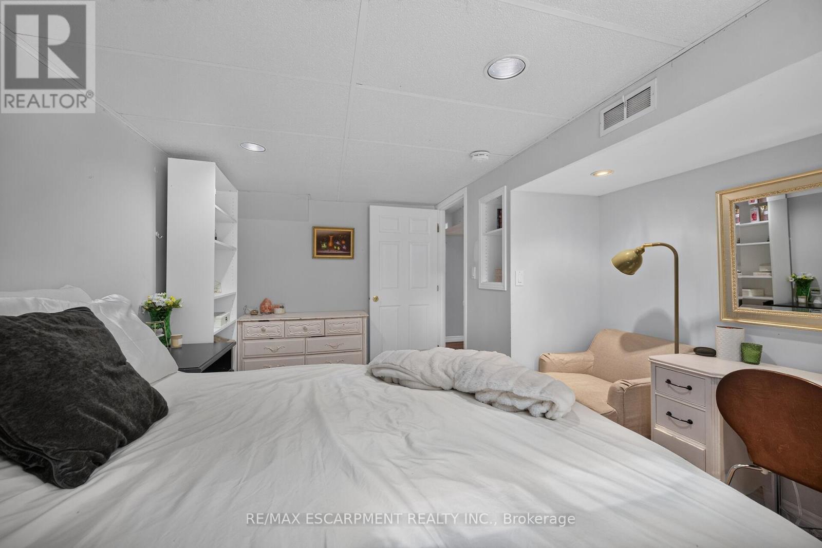 251 MACKENZIE CRESCENT - 36