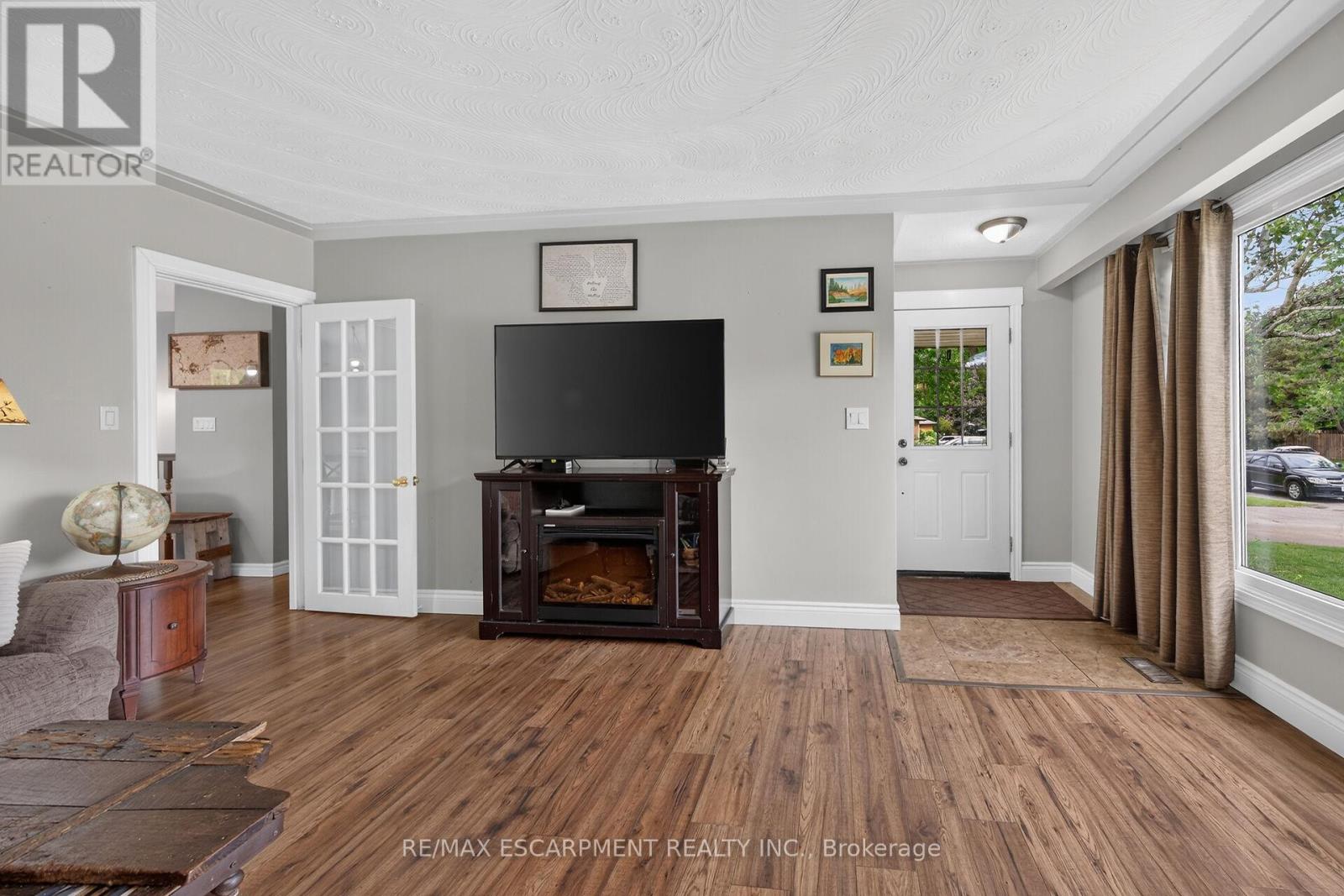 251 MACKENZIE CRESCENT - 8