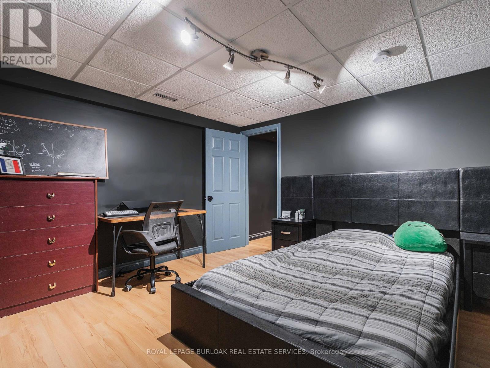 10 PORTER AVENUE - 26