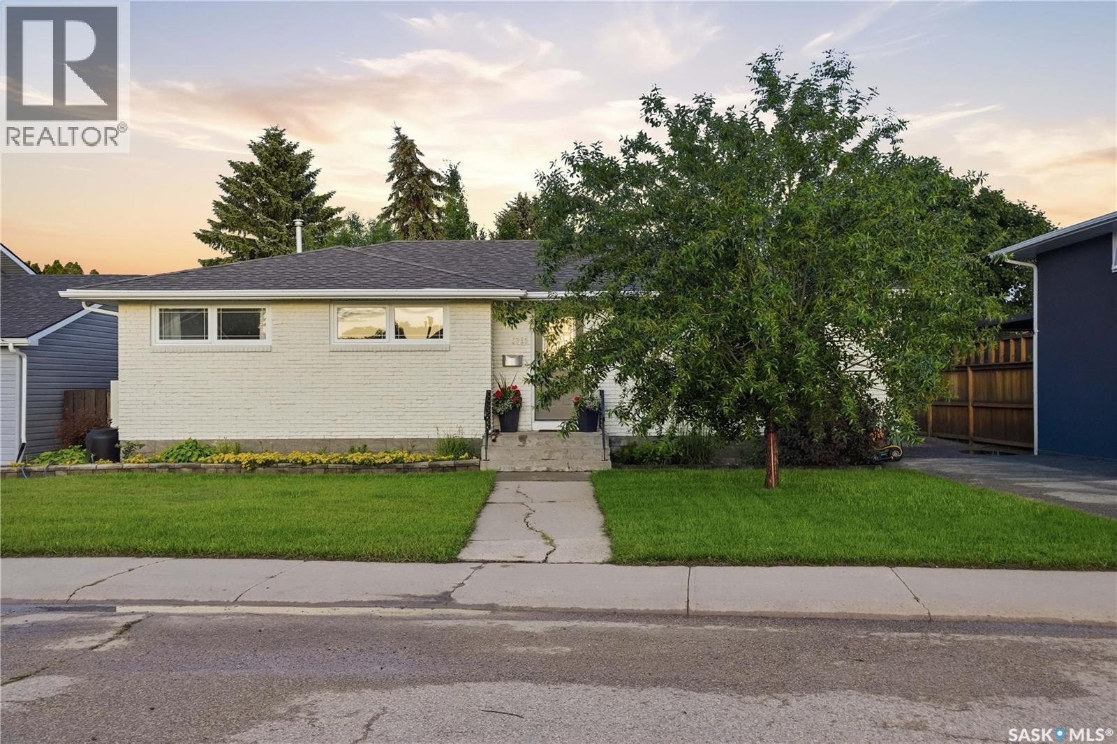 1313 Prince CRESCENT - 1