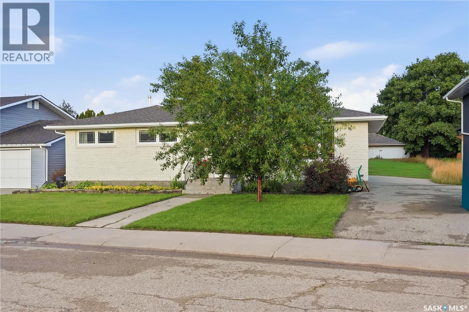 1313 Prince CRESCENT - Image 2