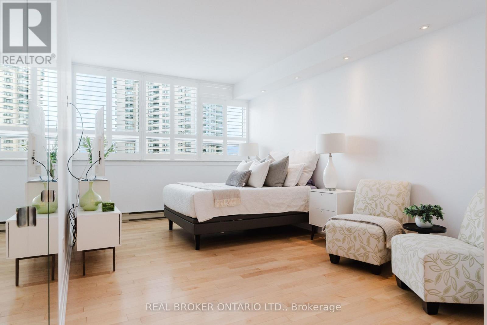 #806 1480 RIVERSIDE DRIVE - 19