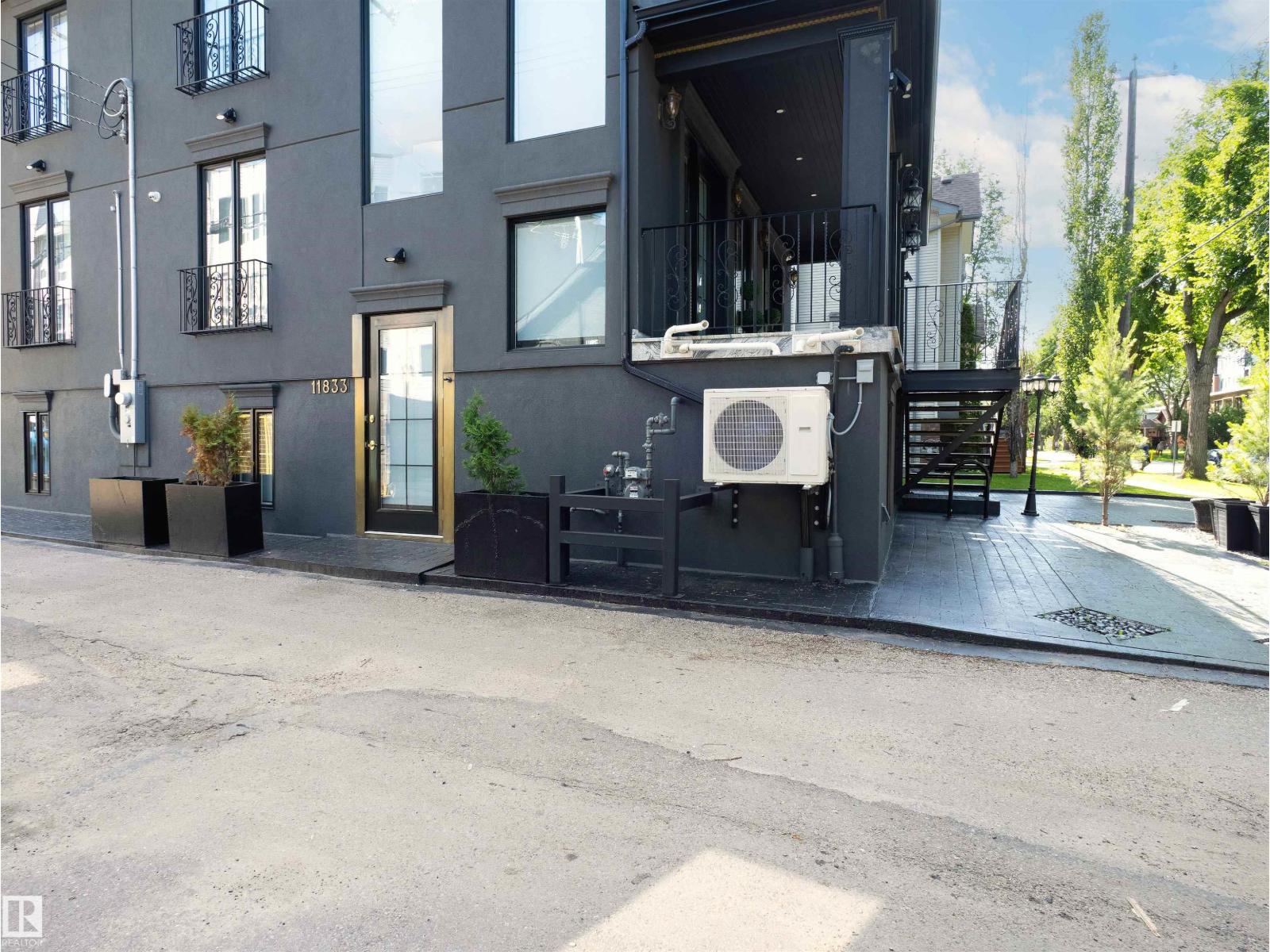 11833 102 AV NW - Image 27