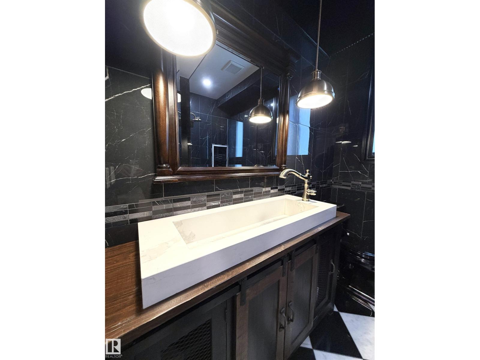 11833 102 AV NW - Image 32