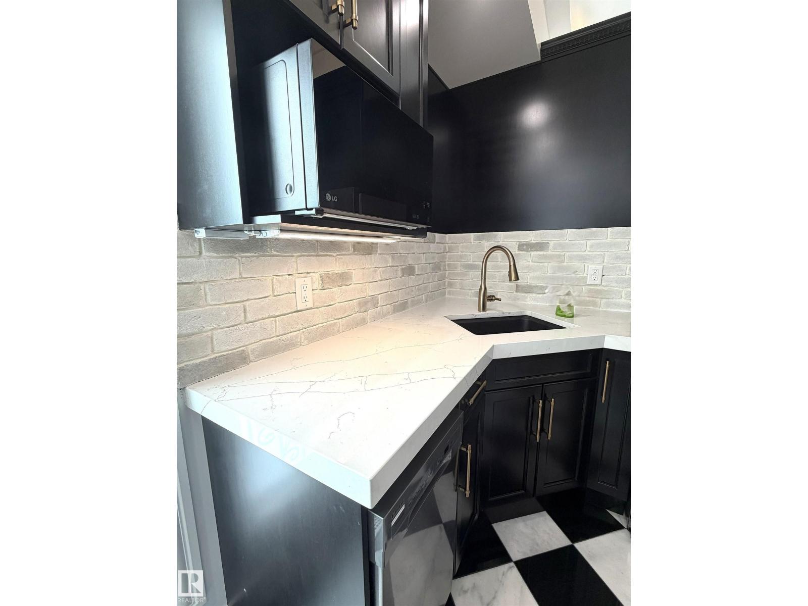 11833 102 AV NW - Image 18