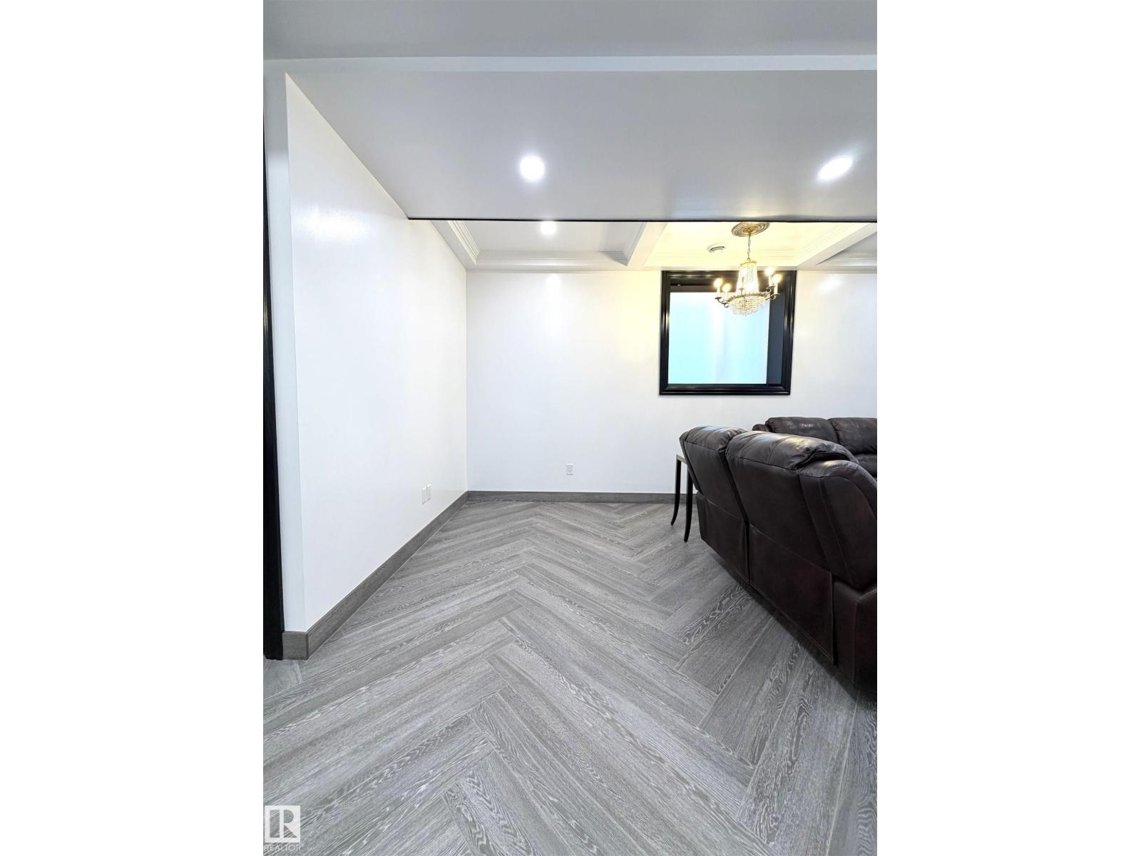 11833 102 AV NW - Image 31