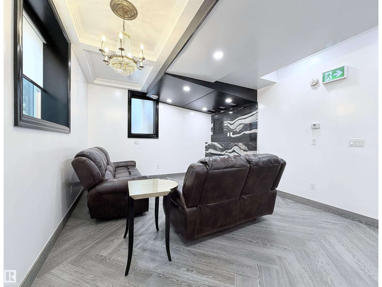 11833 102 AV NW - Image 29