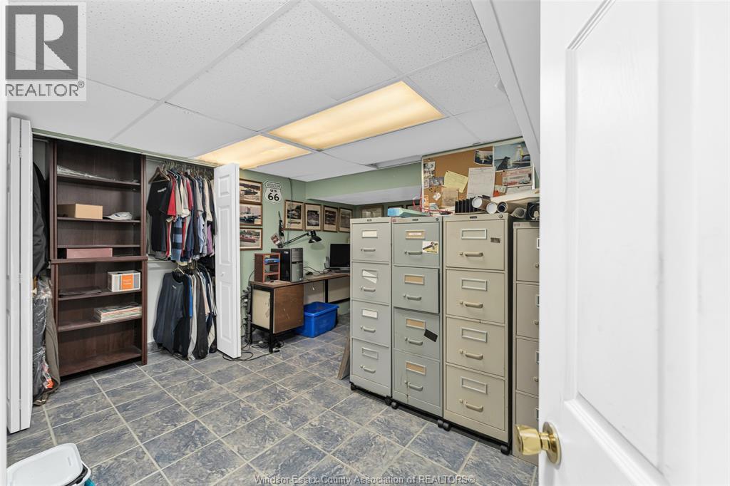 1865 Todd LANE - 34