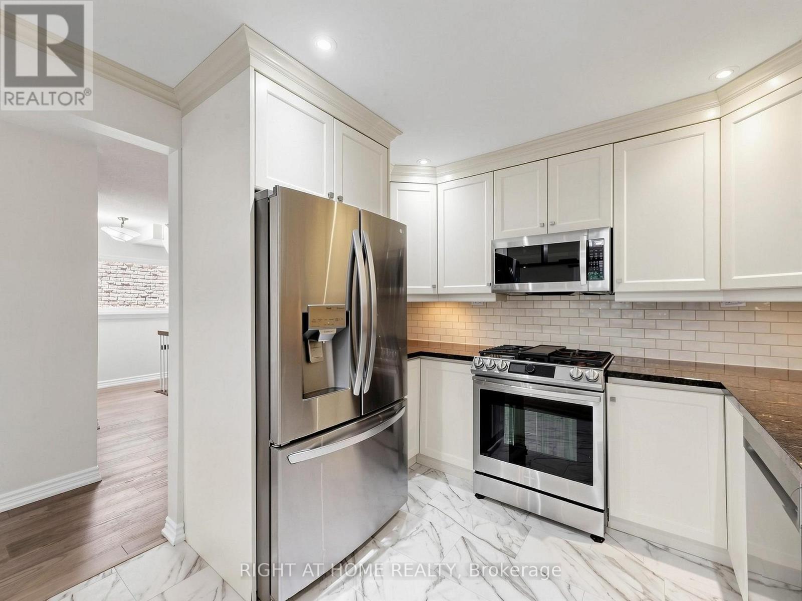 #2 1580 LANCASTER DRIVE - 19