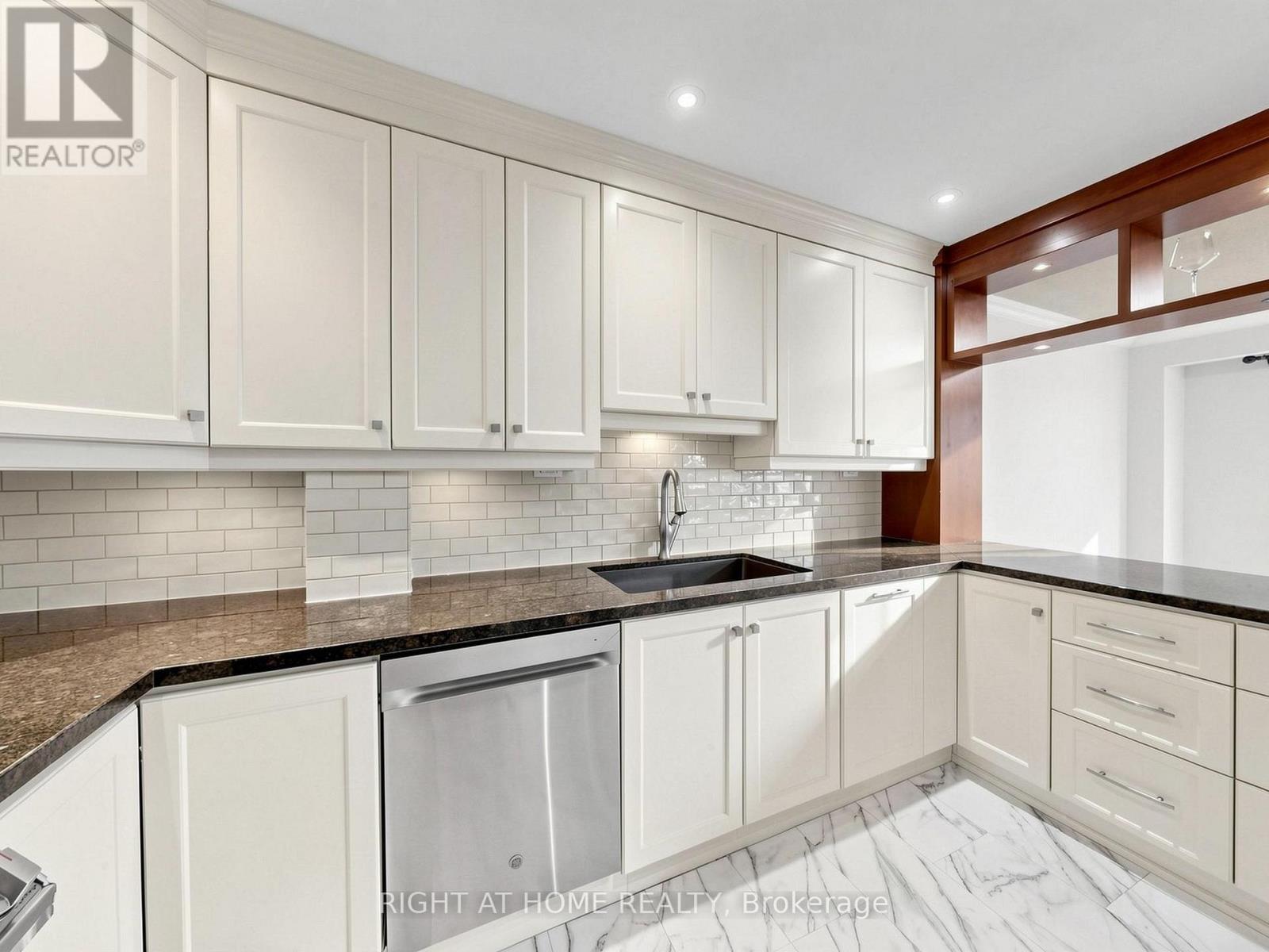#2 1580 LANCASTER DRIVE - 20