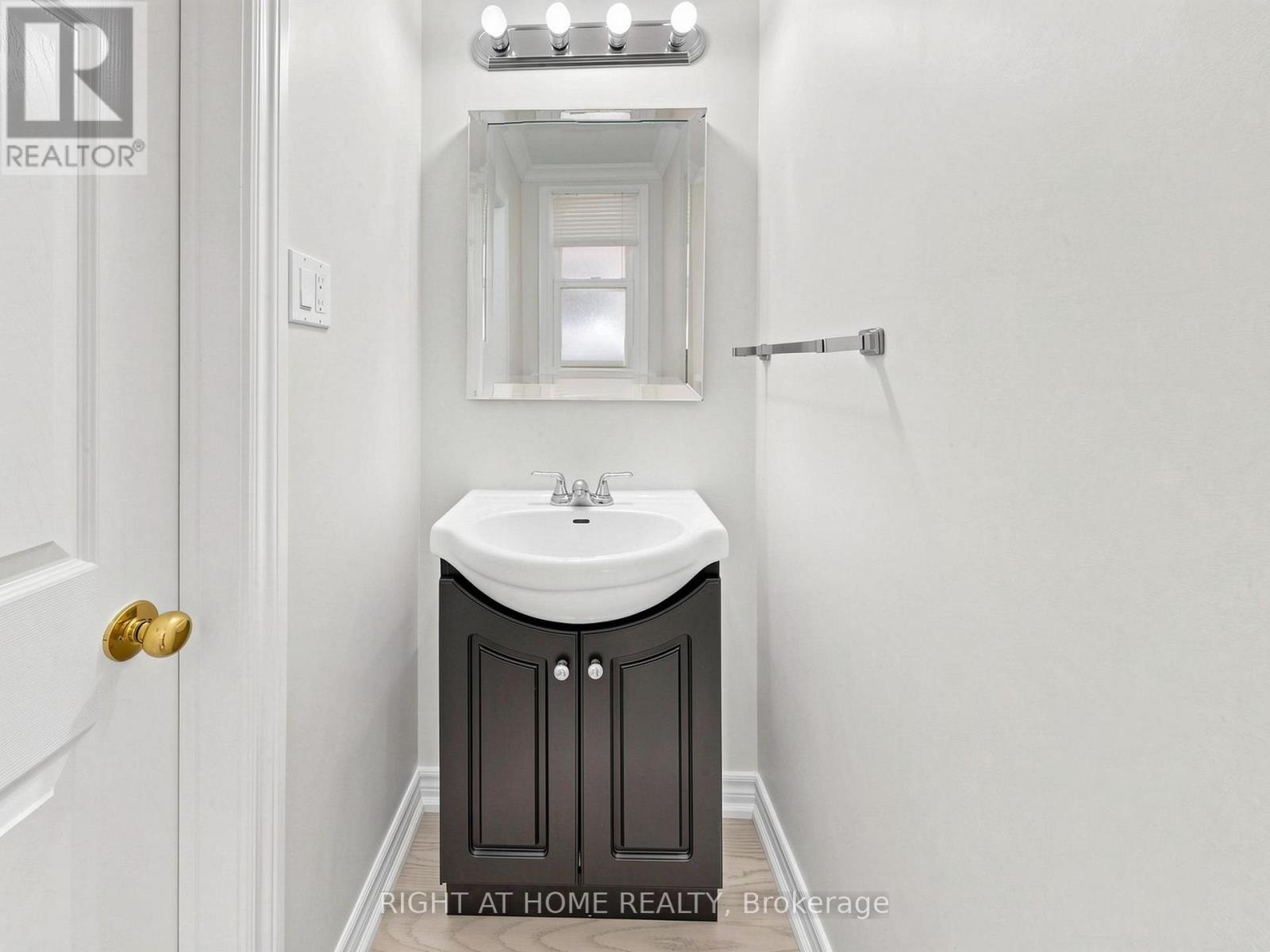 #2 1580 LANCASTER DRIVE - 21