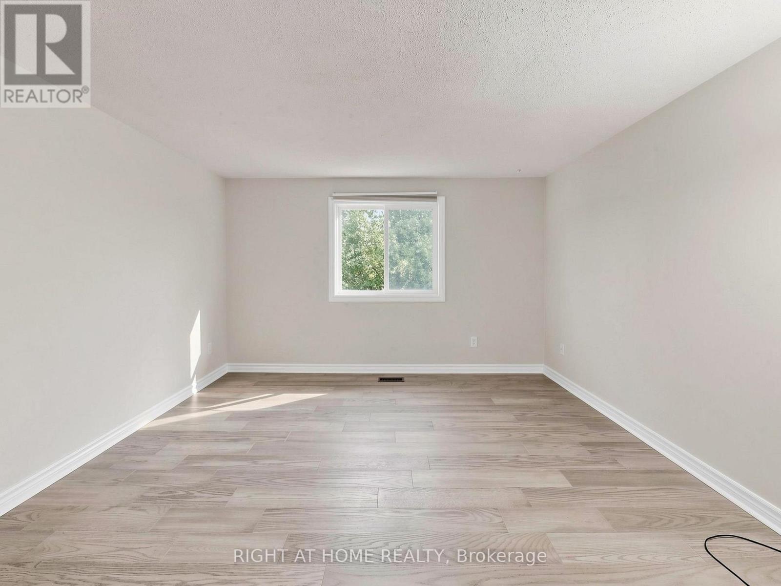 #2 1580 LANCASTER DRIVE - 26