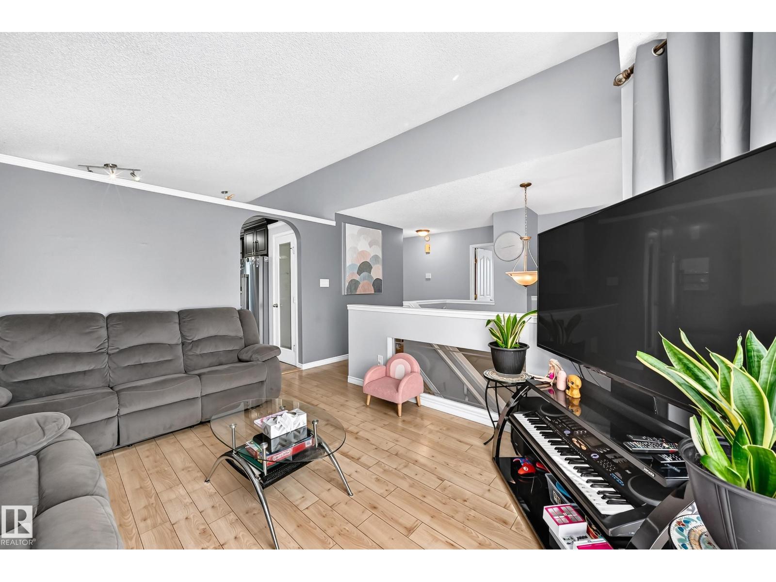 251 DUNVEGAN RD NW - 17