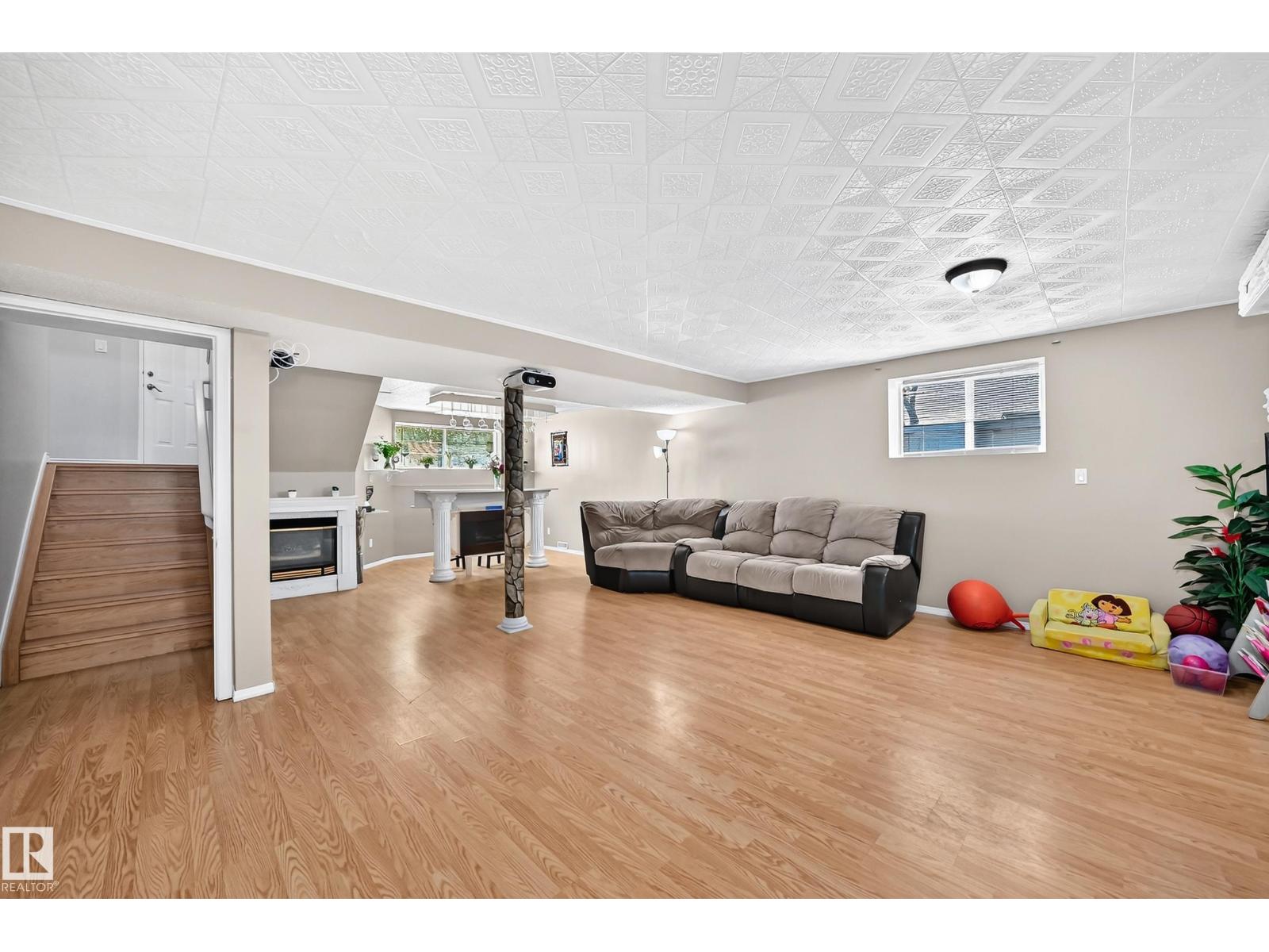 251 DUNVEGAN RD NW - 27