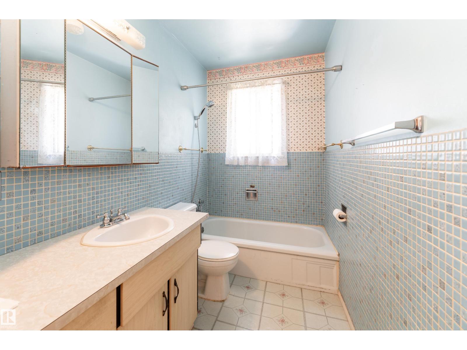 8502 76 AV NW - 19