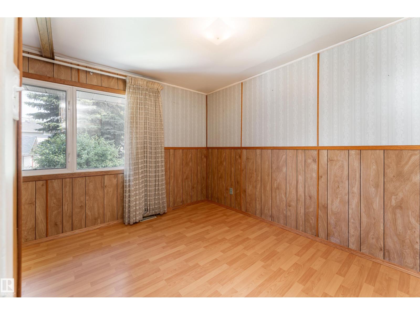 8502 76 AV NW - 14