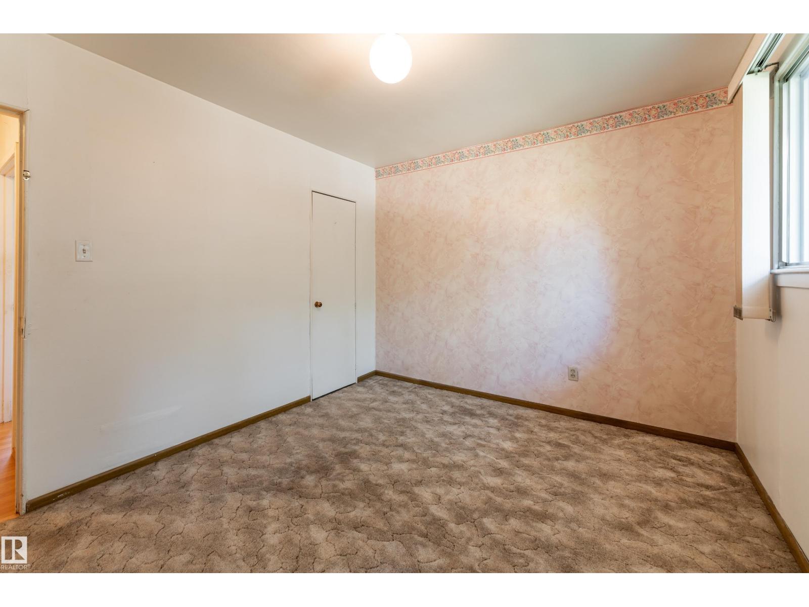 8502 76 AV NW - 16
