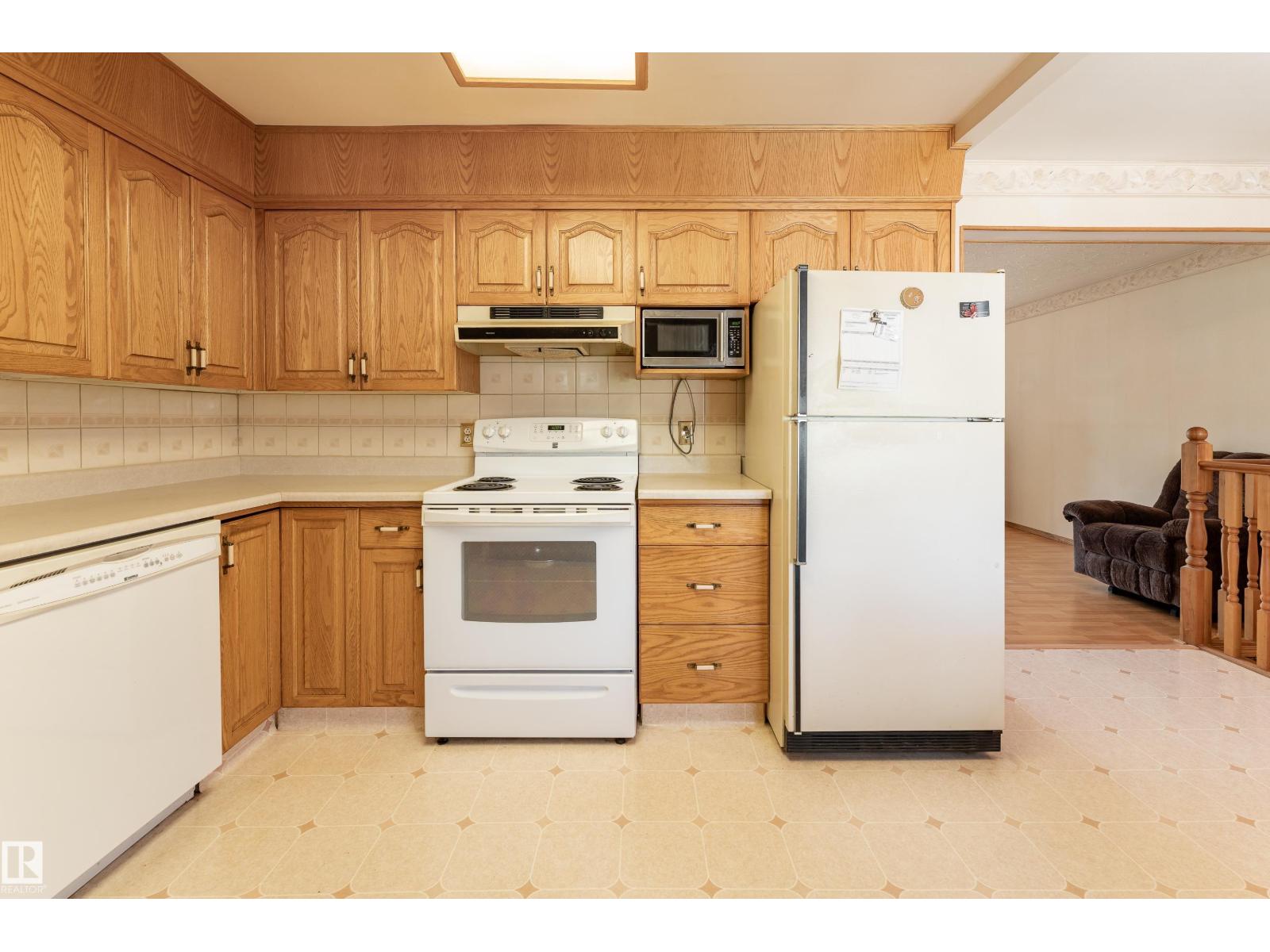 8502 76 AV NW - 13