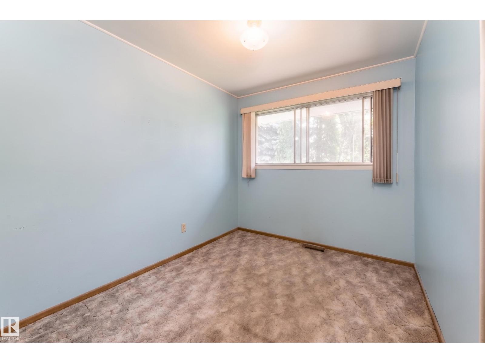 8502 76 AV NW - 18