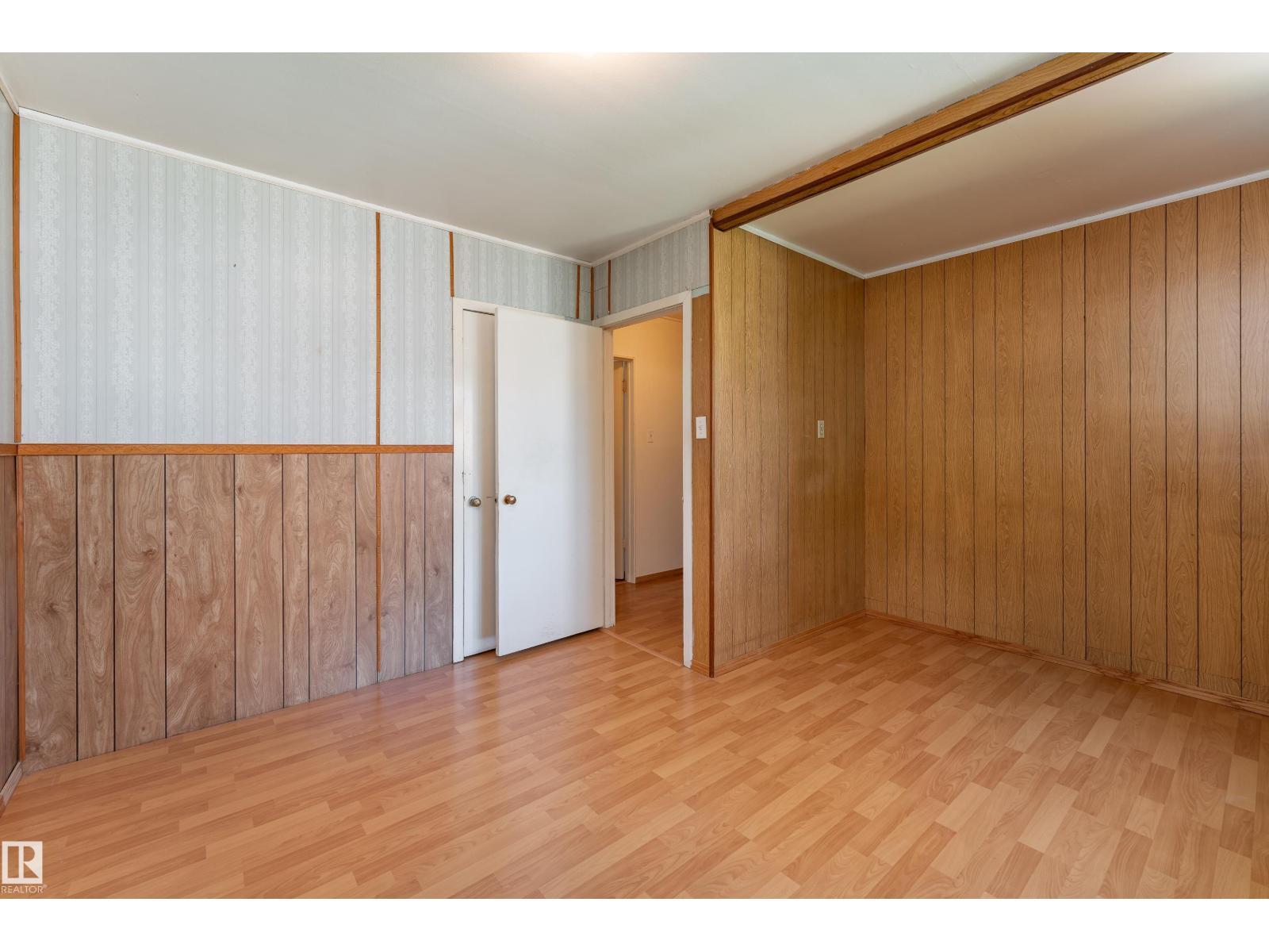 8502 76 AV NW - 15