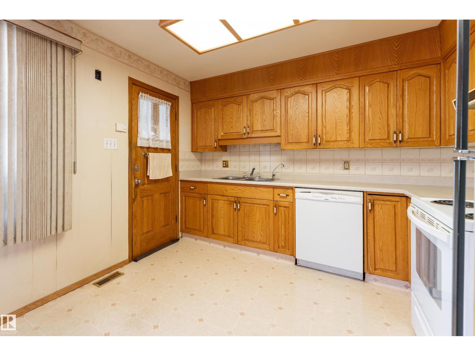 8502 76 AV NW - 11