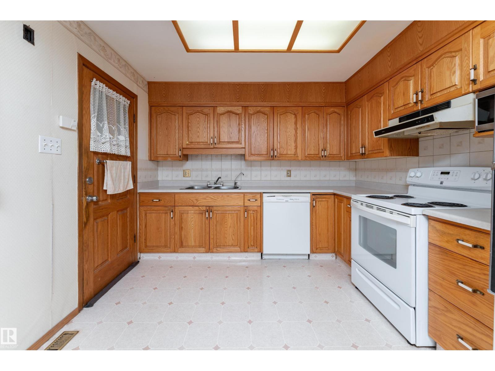 8502 76 AV NW - 12