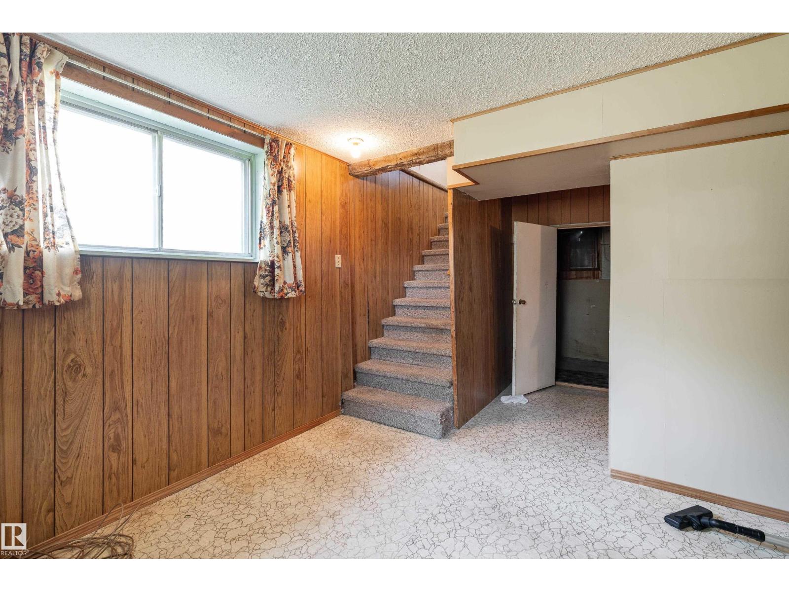 8502 76 AV NW - 20