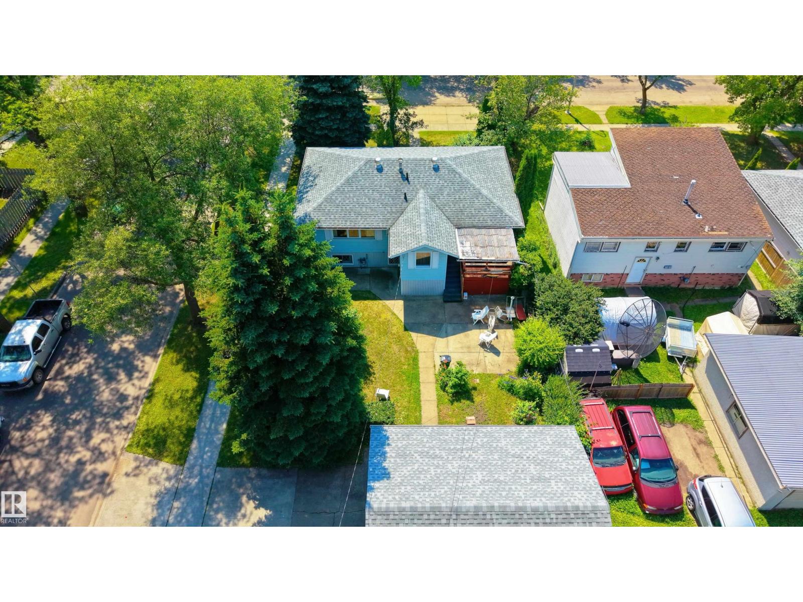 8502 76 AV NW - 30