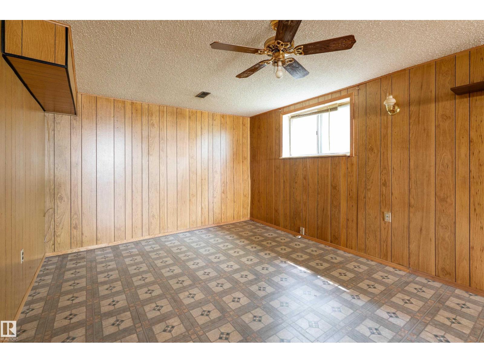 8502 76 AV NW - 24