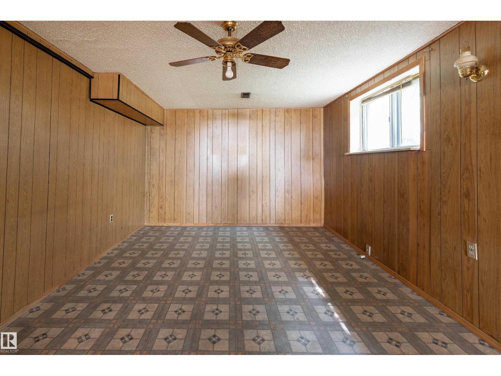8502 76 AV NW - 23
