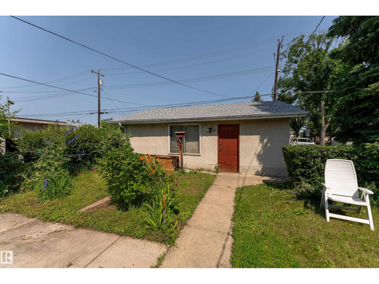 8502 76 AV NW - 39