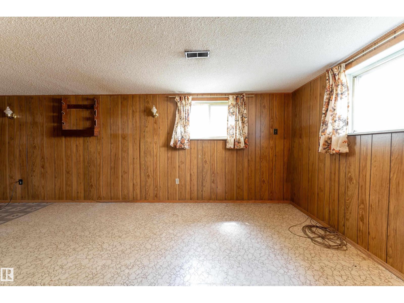 8502 76 AV NW - 21