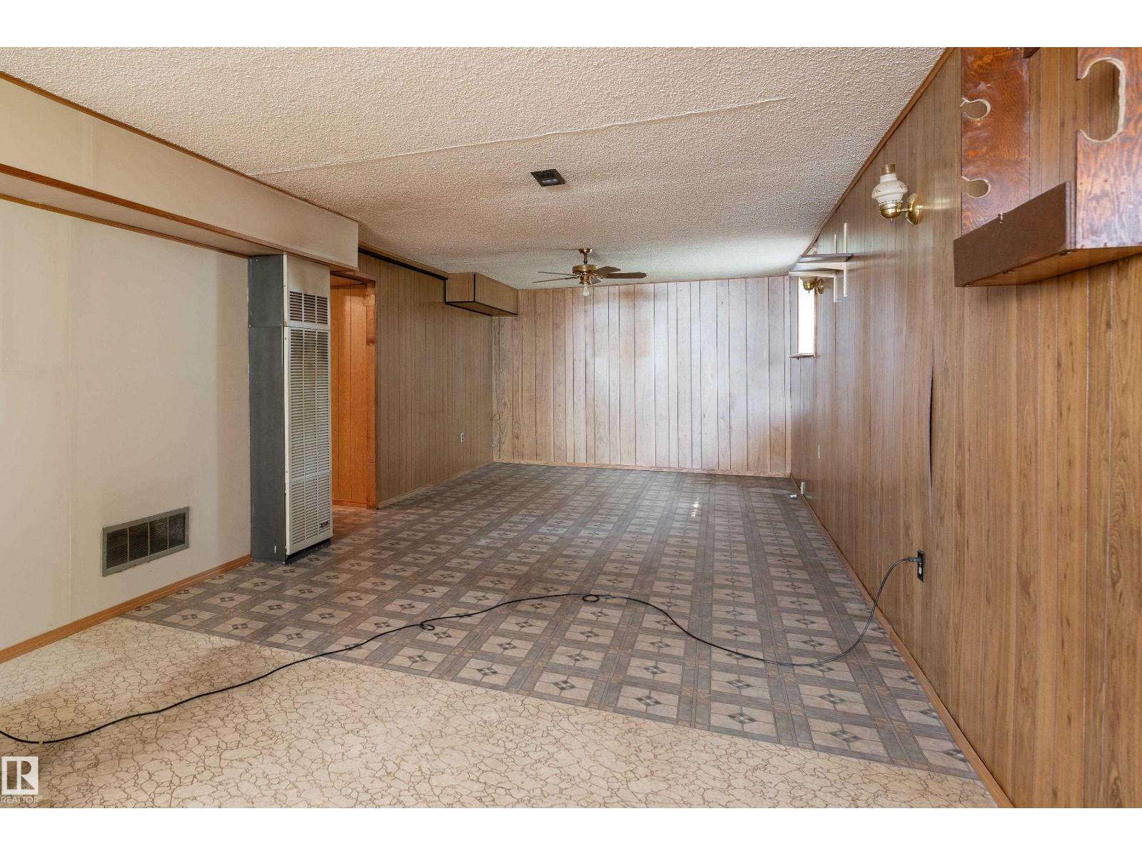 8502 76 AV NW - 22