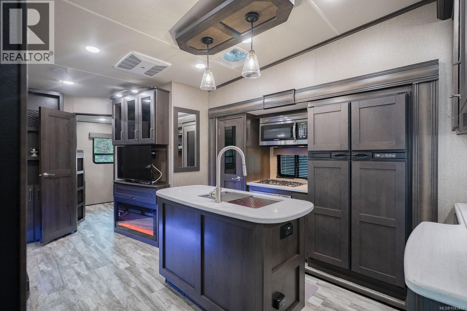10324 Lakeshore Rd - 8