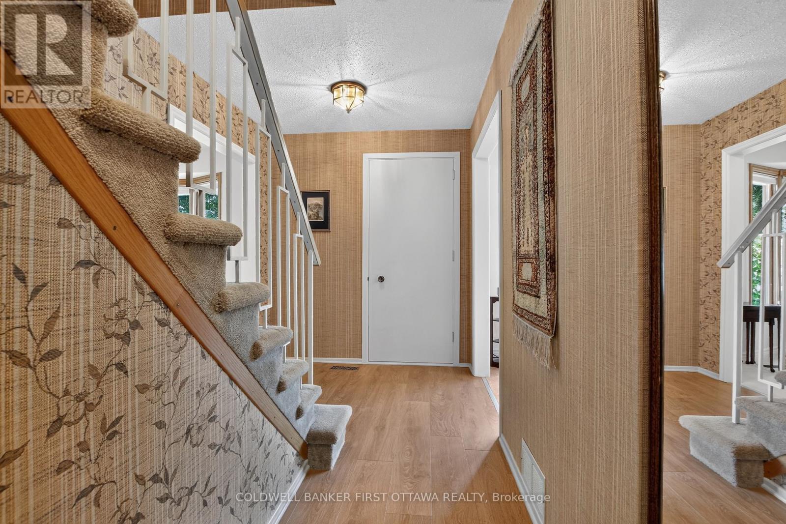 6 COSBURN AVENUE - 16