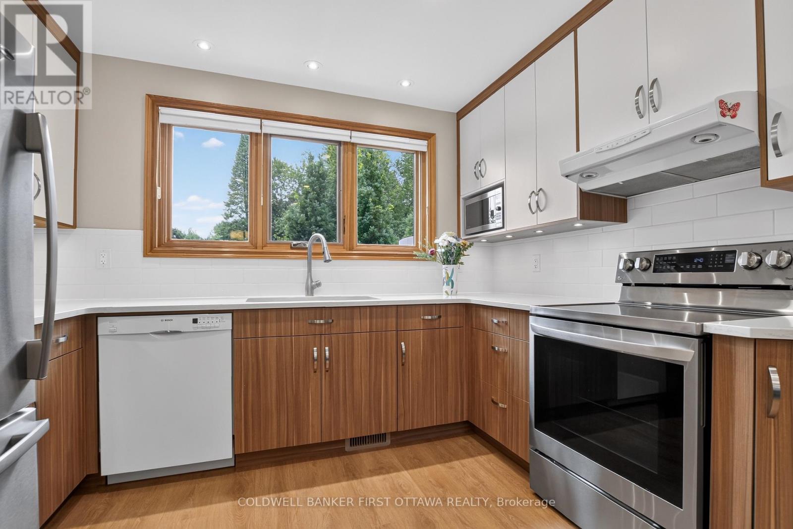 6 COSBURN AVENUE - 22