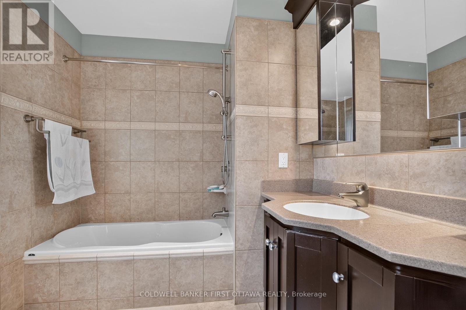 6 COSBURN AVENUE - 35