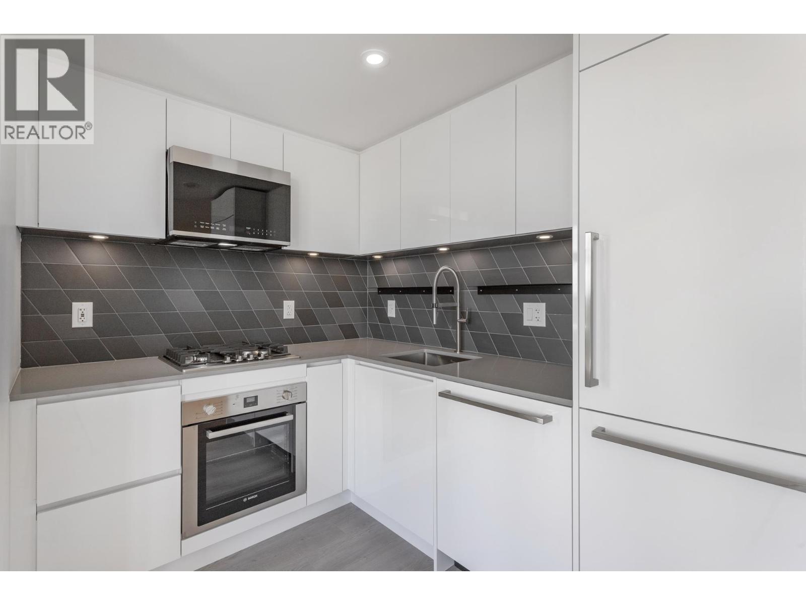 506 3264 VANNESS AVENUE, Vancouver