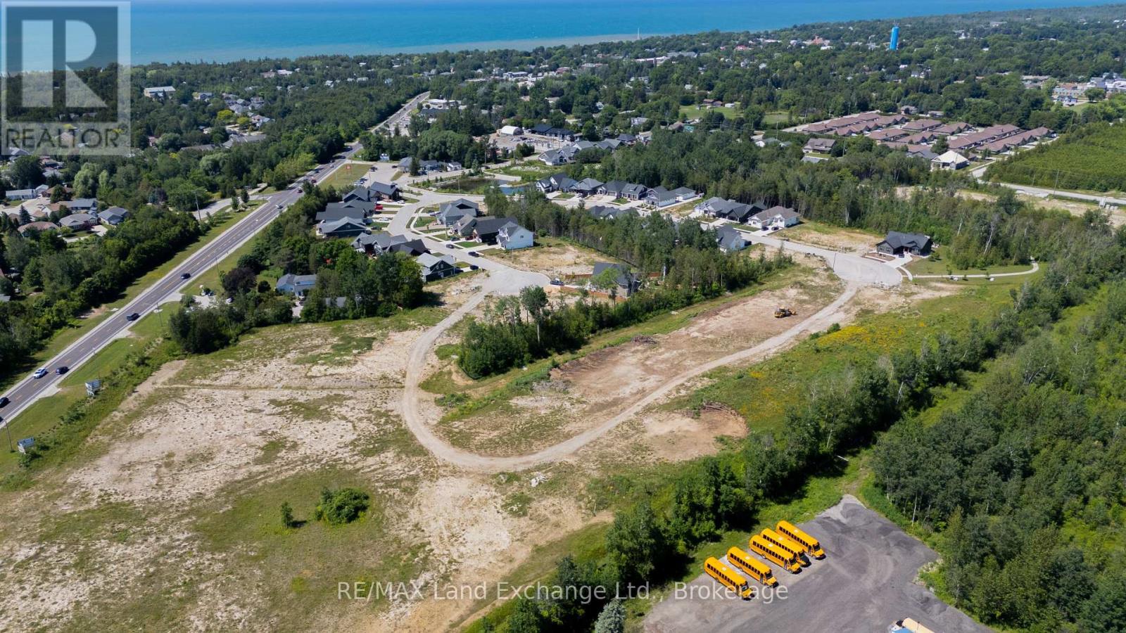 17 LAKEFOREST DRIVE - 41