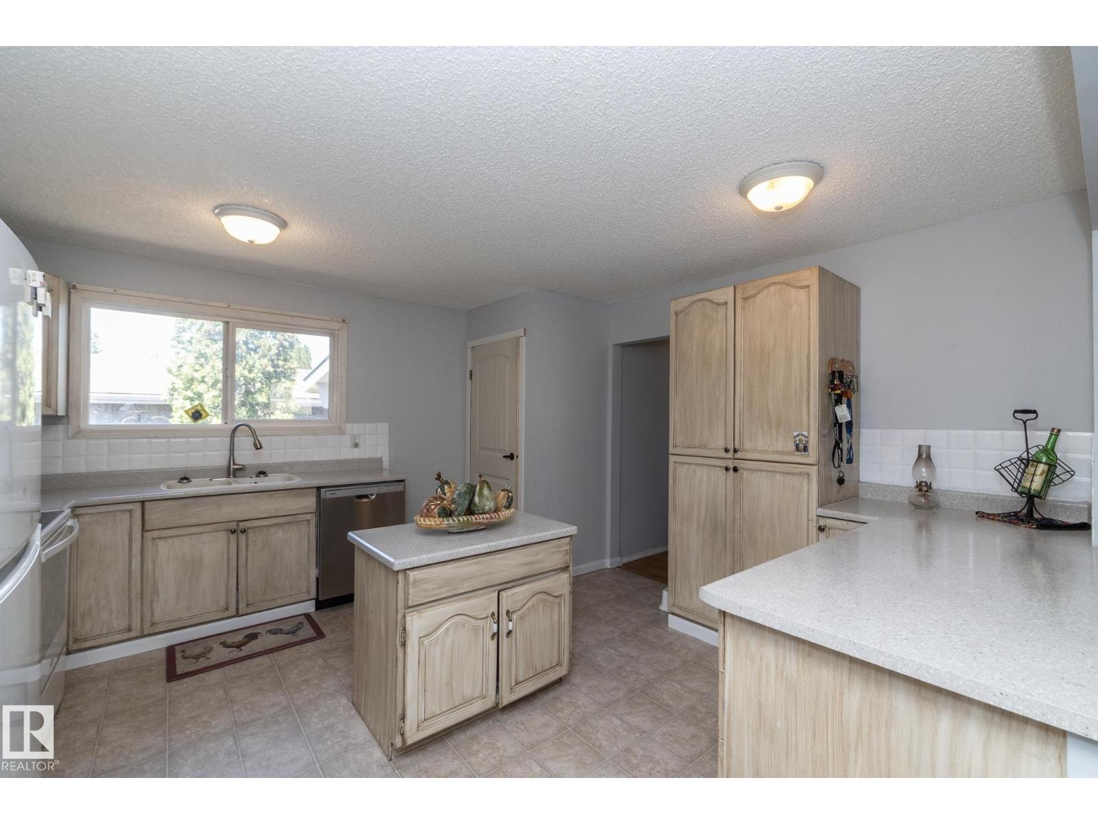 3608 44 ST - 10
