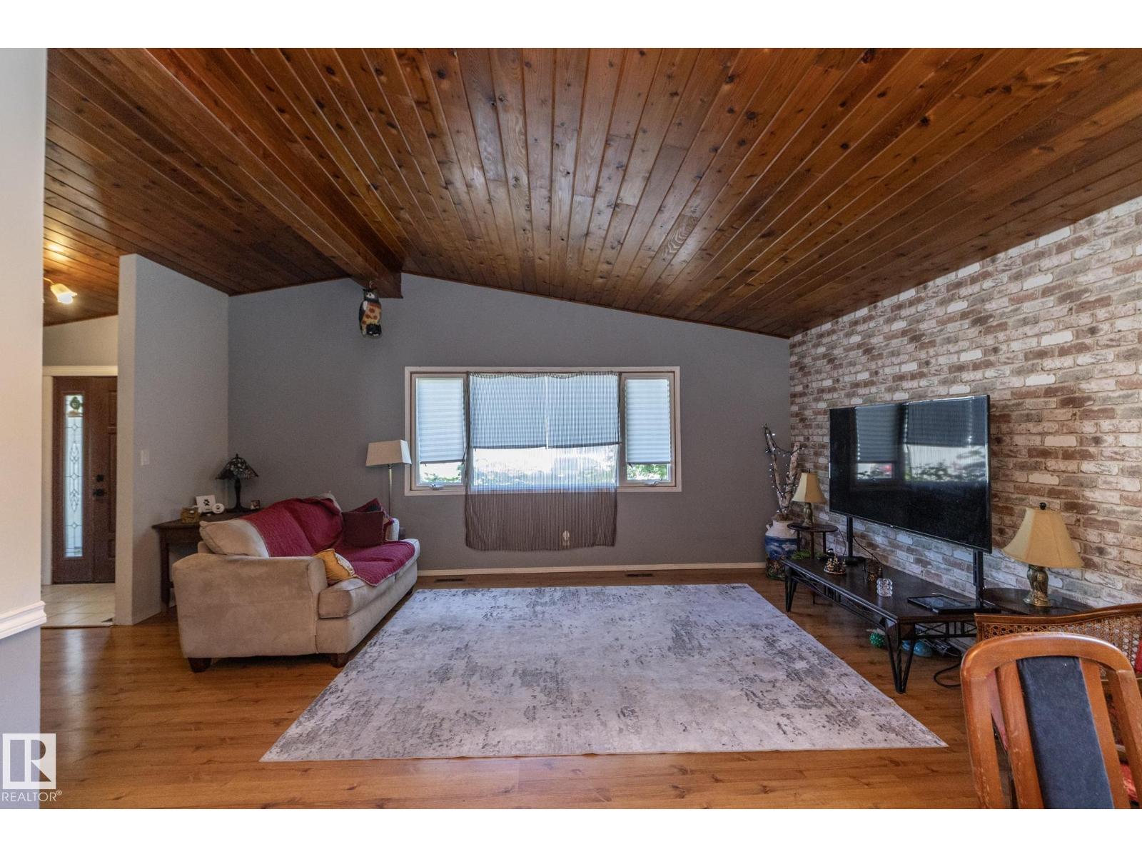 3608 44 ST - 6